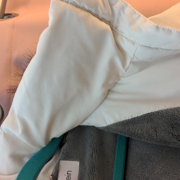CALVIN KLEIN NWOT White Puffer Coat with Faux Fur Lining in Medium - Picture 7 of 14